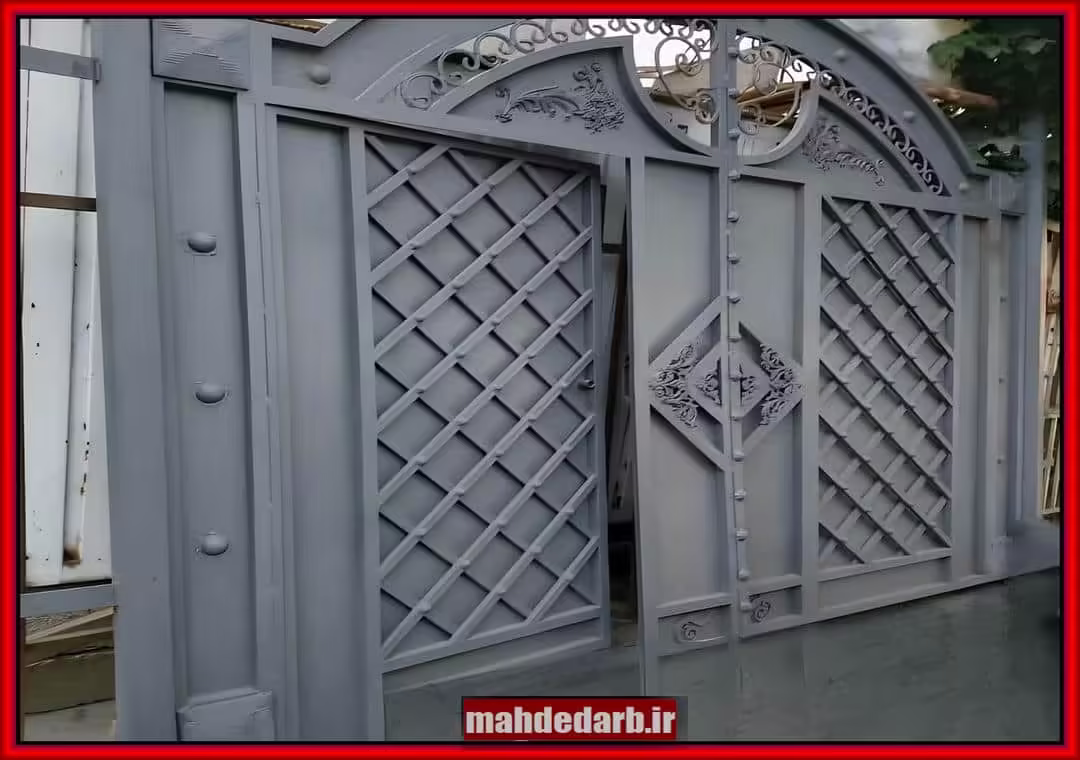 درب فلزی ورودی راه پله با پوشش ضد زنگ درب فلزی ورودی راه پله با پوشش ضد زنگ