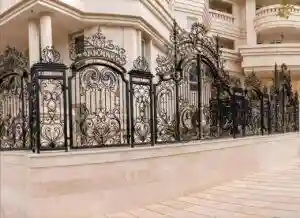 درب حیاط فرفورژه تاج دار با طراحی مدرن