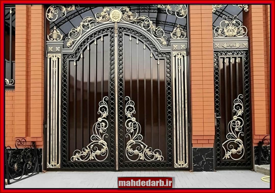 درب فلزی ساده حیاط با طراحی بسته