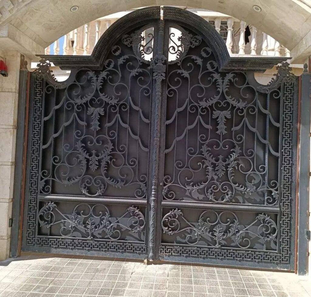 درب فلزی ورودی ساختمان با طراحی ساده