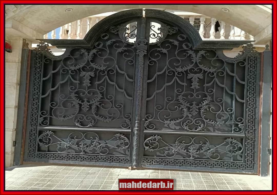 درب فلزی ورودی ساختمان با طراحی ساده