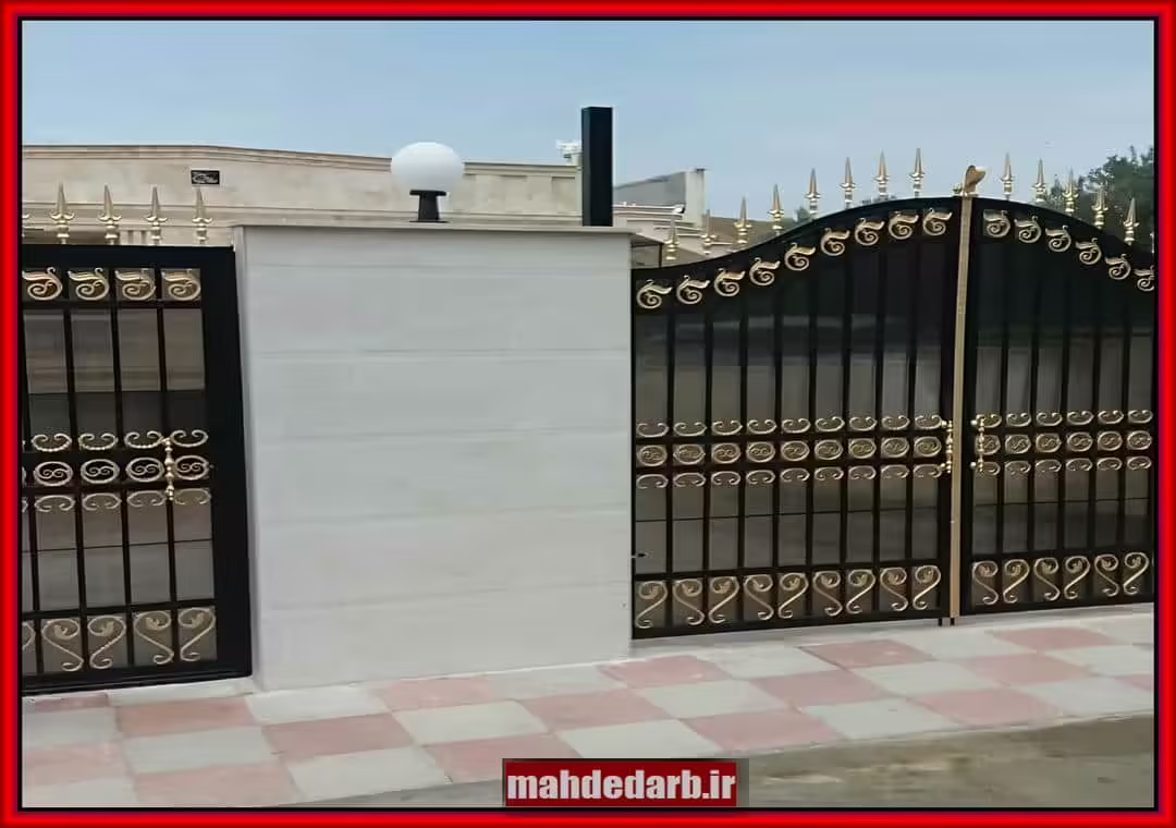 درب حیاط نفر رو به همراه درب ماشین رو
