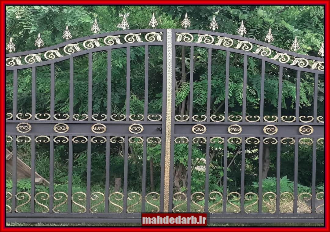 تعویض درب حیاط قدیمی با مدل جدید