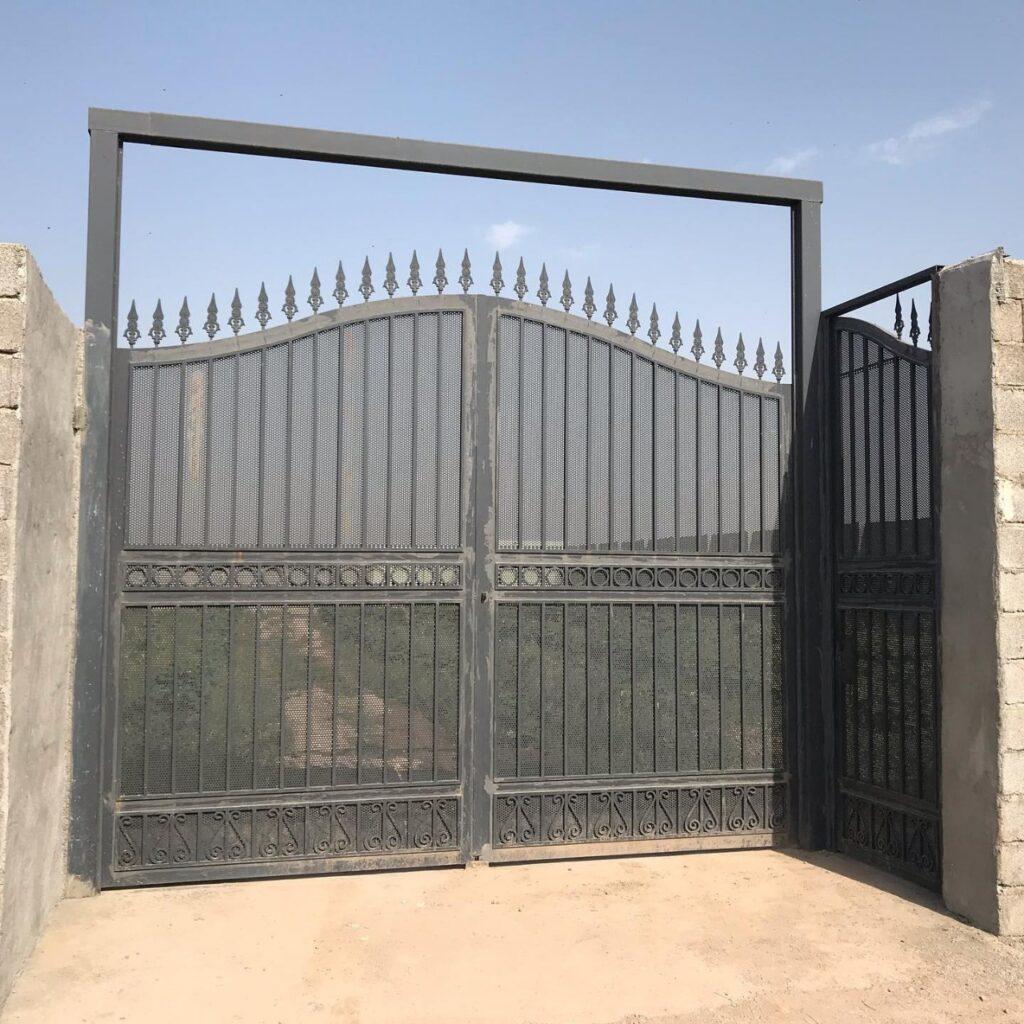 درب ویلایی ساده و ظریف برای حیاط