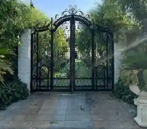 درب حیاطی فلزی دست ساز دو لنگه درب حیاطی فلزی دست ساز دو لنگه