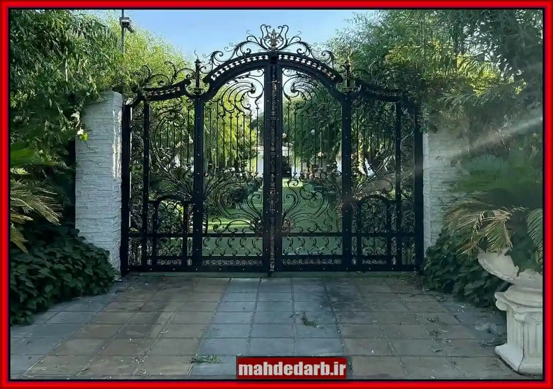 درب فلزی ورودی ساختمان با طراحی هنری و پیچیده درب فلزی ورودی ساختمان با طراحی هنری و پیچیده