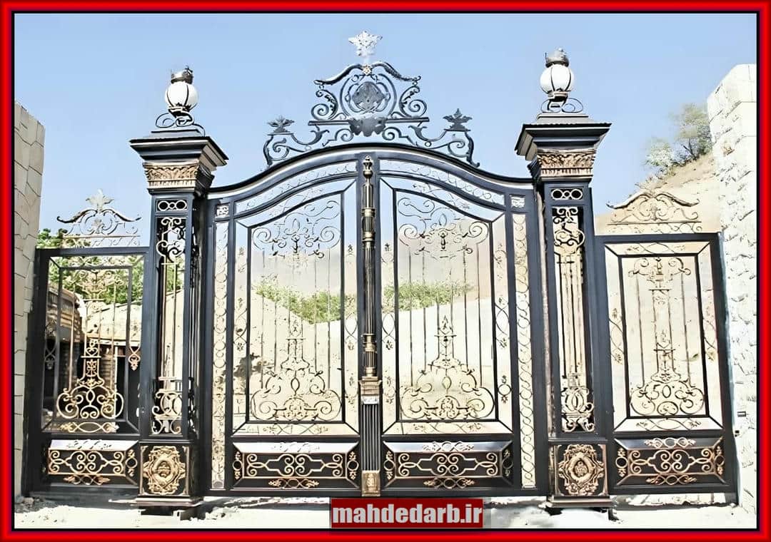 درب حیاط با ستون