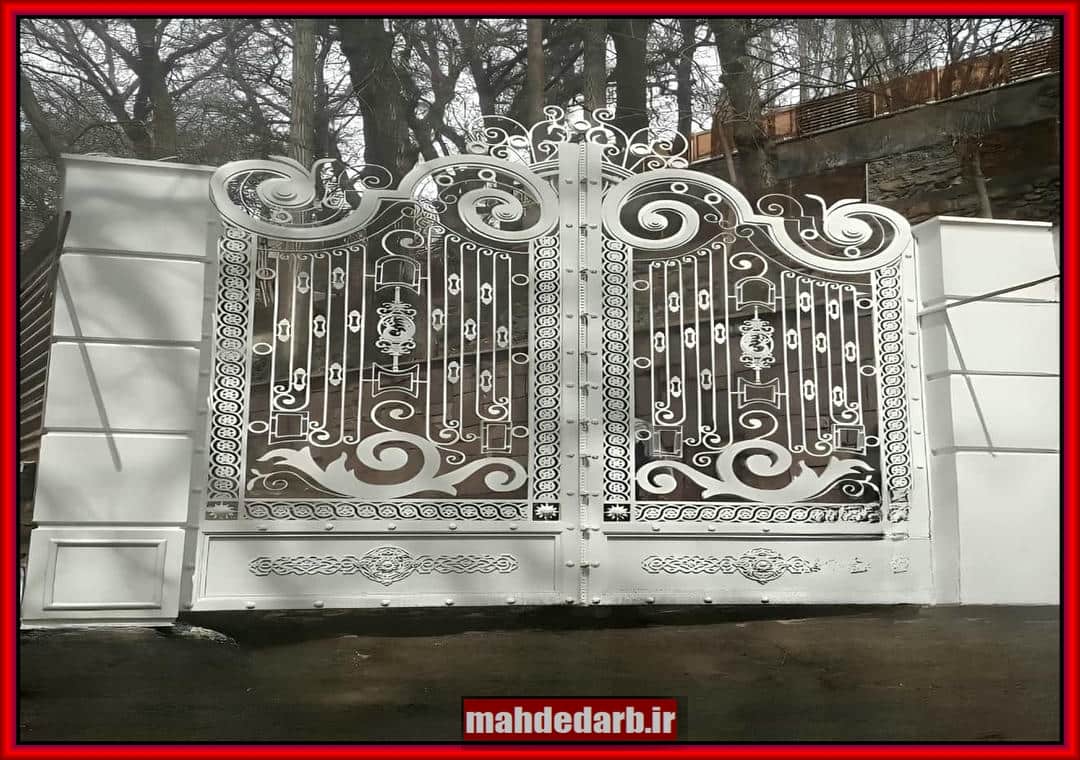درب حیاط با طرح هنری