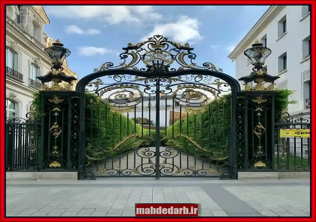 درب آهنی پارکینگ آپارتمان با طراحی لاکچری درب آهنی پارکینگ آپارتمان با طراحی لاکچری