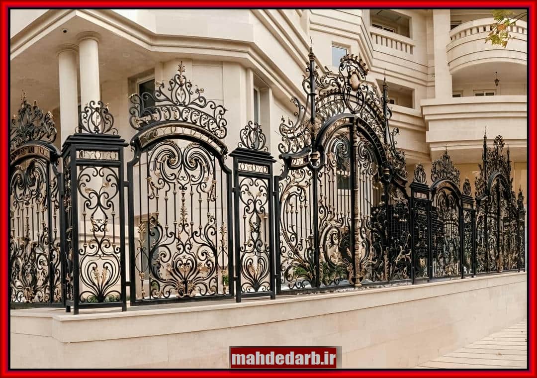 درب حیاط فرفورژه تاج دار با طراحی مدرن