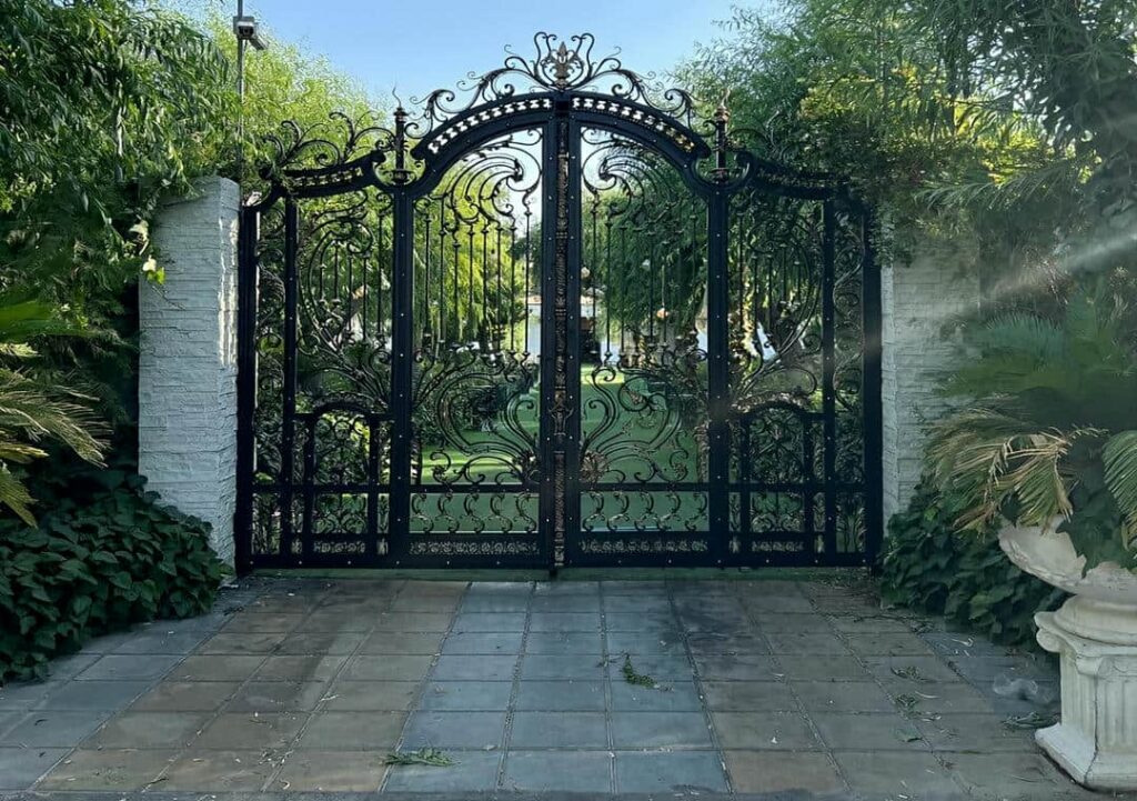 درب حیاط طرح دار