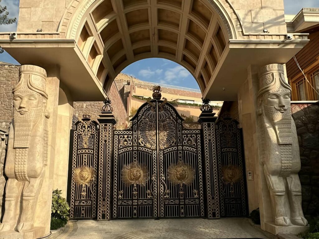 درب آهنی ماشین رو فرفورژه درب آهنی ماشین رو فرفورژه