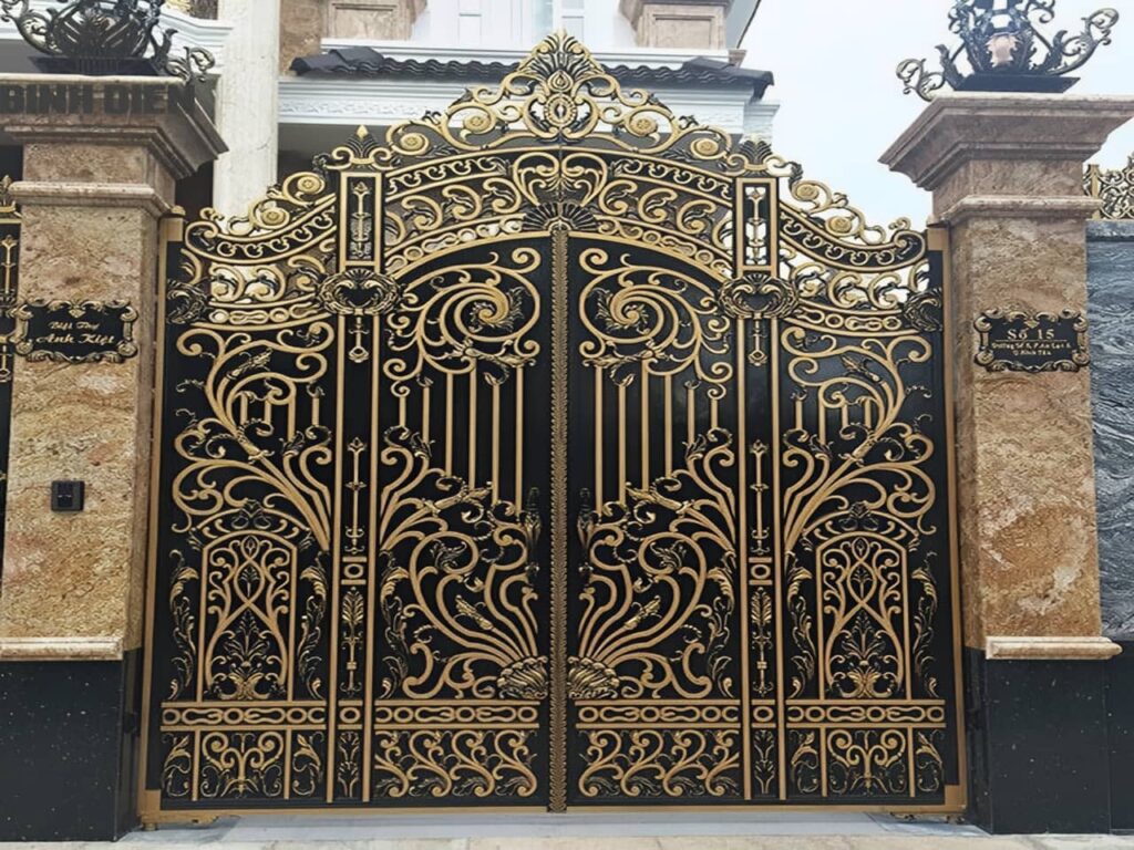 طراحی درب حیاط و پارکینگ با فرفورژه طراحی درب حیاط و پارکینگ با فرفورژه