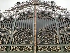 درب و پنجره آهنی در بازار