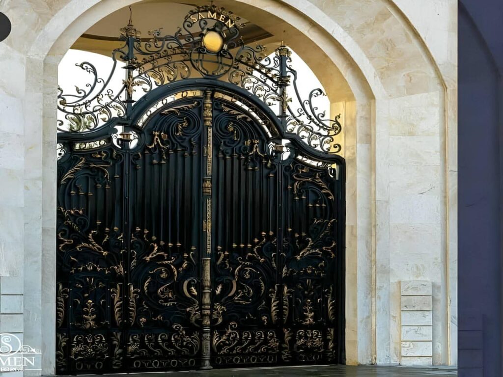 درب حیاط فرفورژه تاج دار