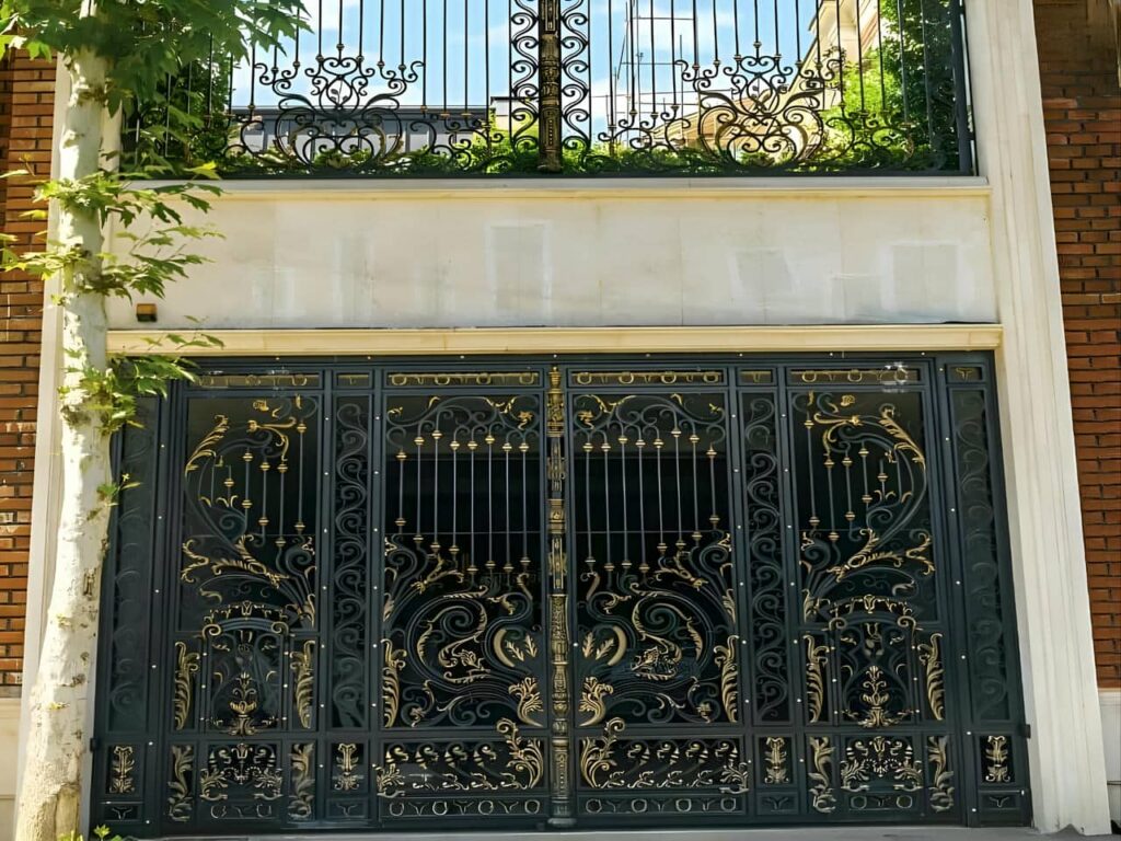 درب آهنی ورود به ساختمان درب آهنی ورود به ساختمان