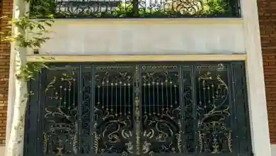 درب آهنی ورود به ساختمان