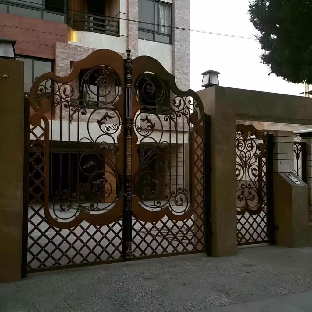 درب حیاط آهنی کلاسیک