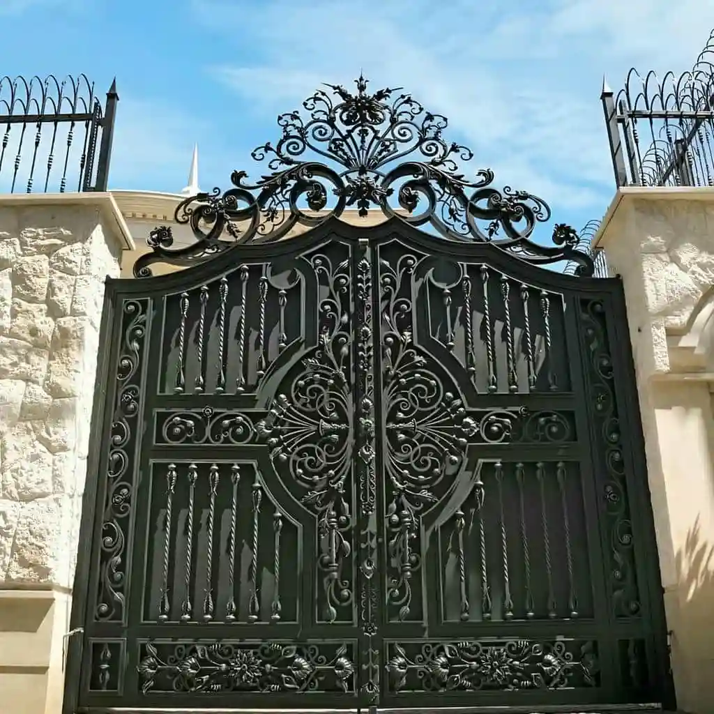 ساخت درب فرفورژه ورودی پارکینگ ساختمان