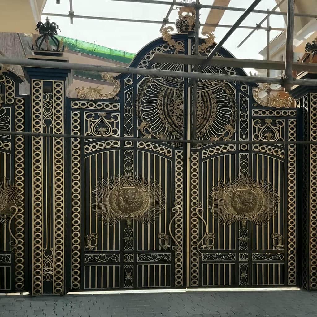 نصب درب حیاط فرفورژه ویلا کلاسیک در اشتهارد