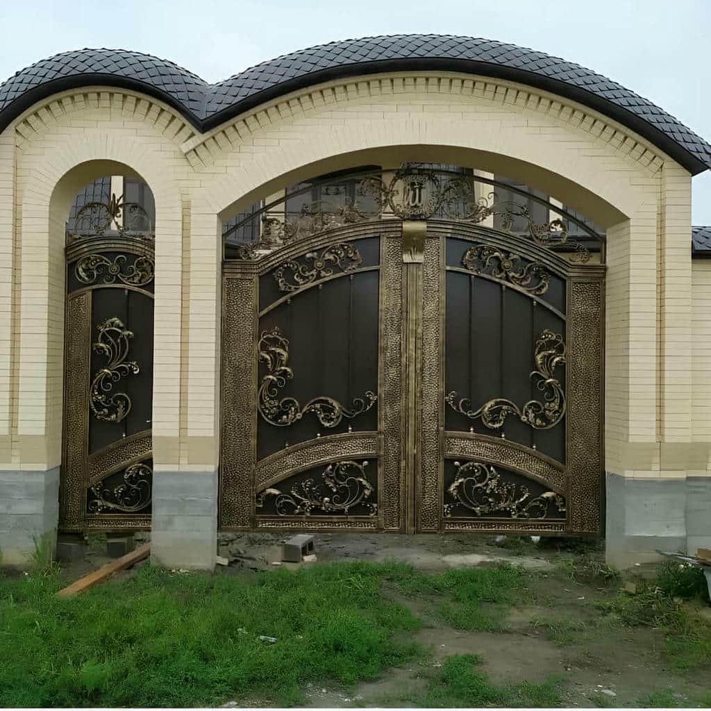 نصب درب حیاط فرفورژه ویلا ساده در باغ عباسآباد