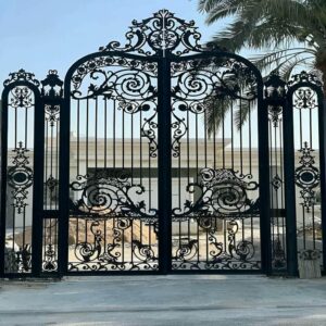 درب حیاط فرفورژه ویلا در اصفهان