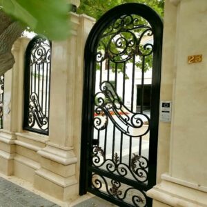 درب حیاط فرفورژه ویلا در ابوموسی