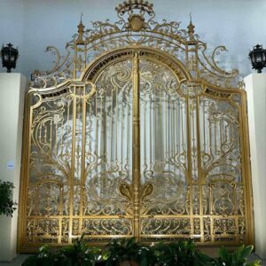 درب حیاط فرفورژه ویلا در سیرجان
