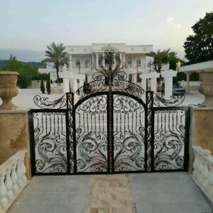 درب حیاط فرفورژه ویلا در ساری