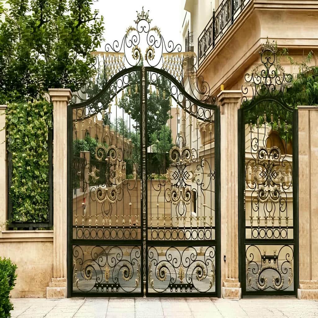 نصب درب حیاط فرفورژه ویلا ساده در هشتگرد