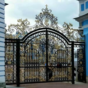 درب حیاط فرفورژه ویلا در سمنان
