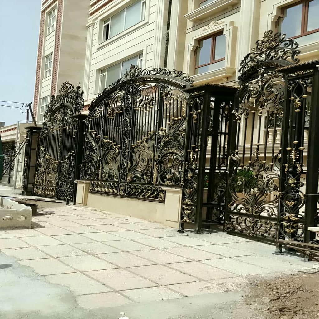 کارخانه درب حیاط فرفورژه ویلا رنگ کوره ای در باغ عباسآباد