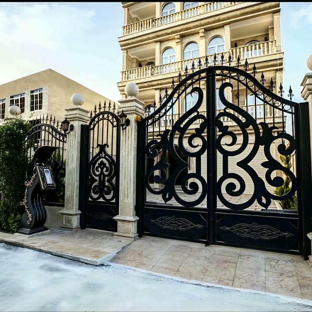 نصب درب حیاط فرفورژه ویلا مدرن در آبسرد