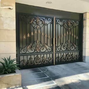 درب حیاط فرفورژه ویلا در کرمانشاه