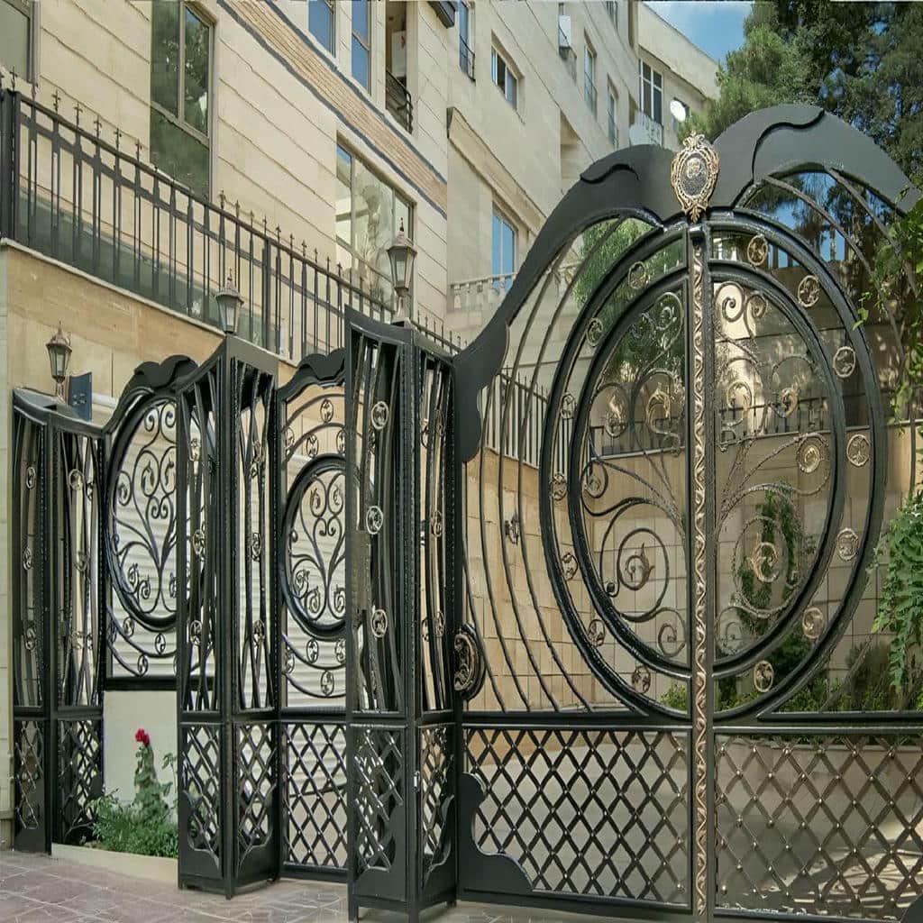 فروش درب حیاط فرفورژه ویلا مدرن در چالوس