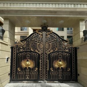 درب حیاط فرفورژه ویلا در اندیشه