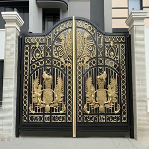 درب حیاط فرفورژه ویلا در مشهد