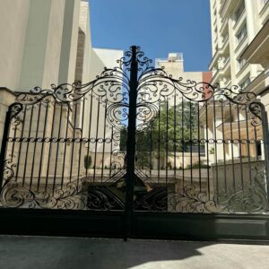 درب حیاط فرفورژه ویلا در کاشان