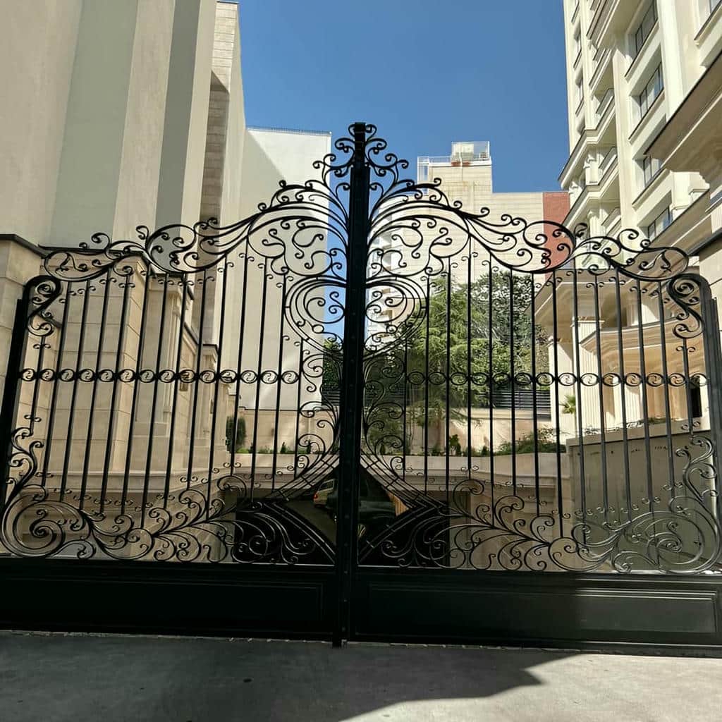 درب حیاط فرفورژه ویلا در کاشان