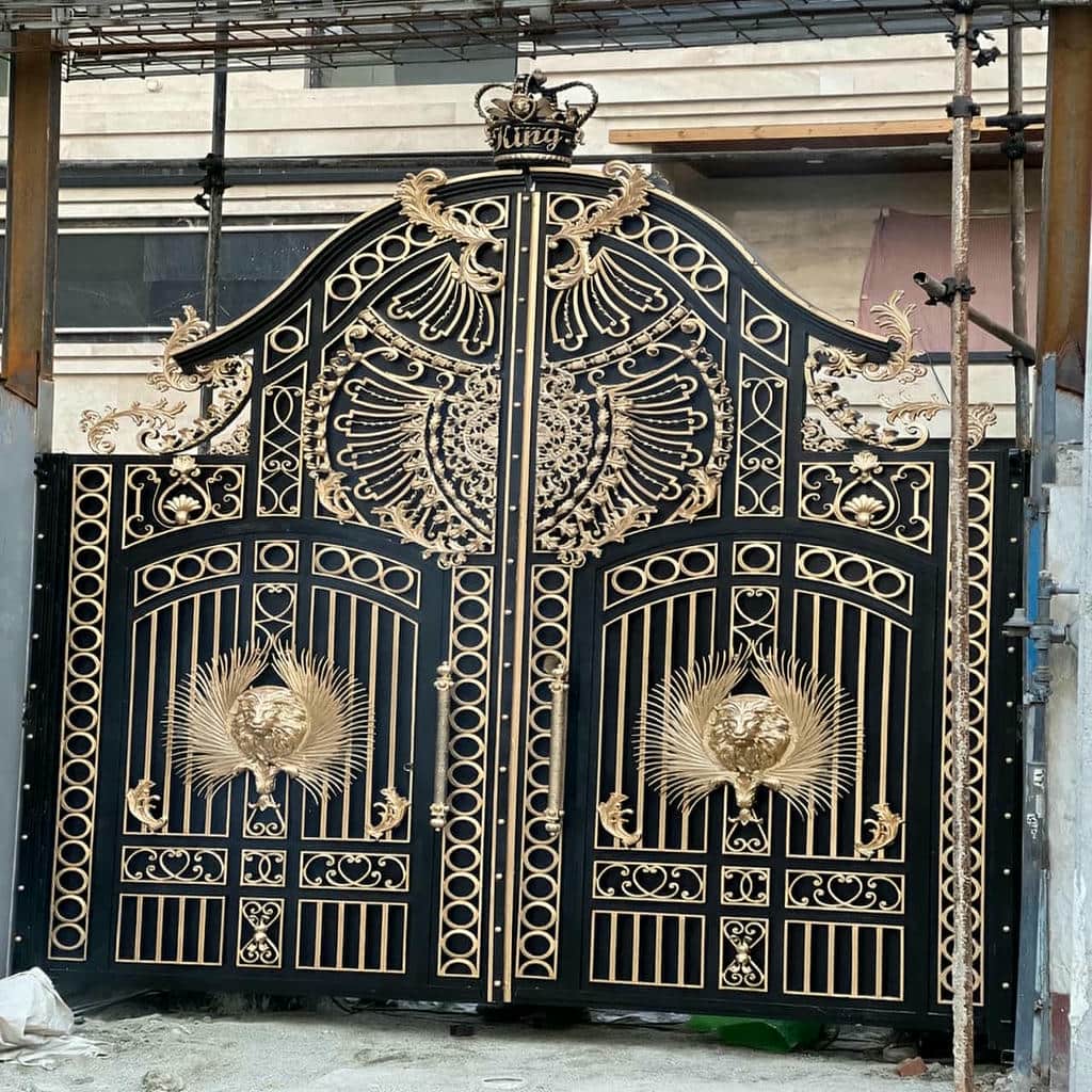 نصب درب حیاط فرفورژه ویلا باغ در شیراز