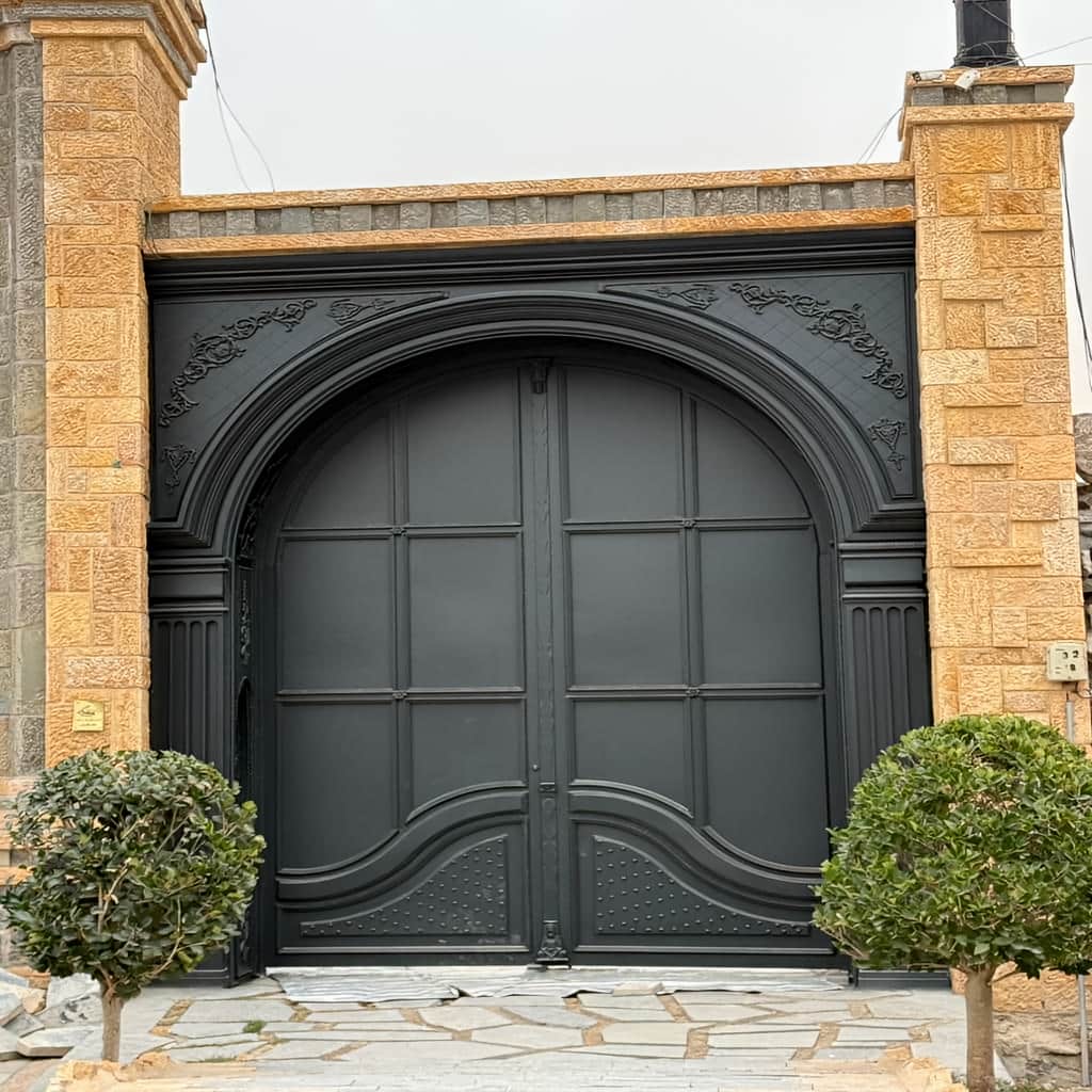 فروش درب حیاط فرفورژه ویلا مدل مدرن در سیرجان