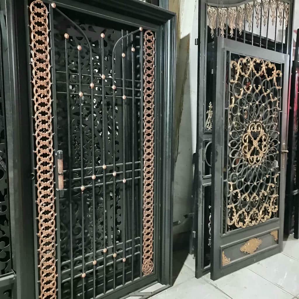 ساخت درب حیاط ورودی جنوبی با کلاف تقویت‌شده