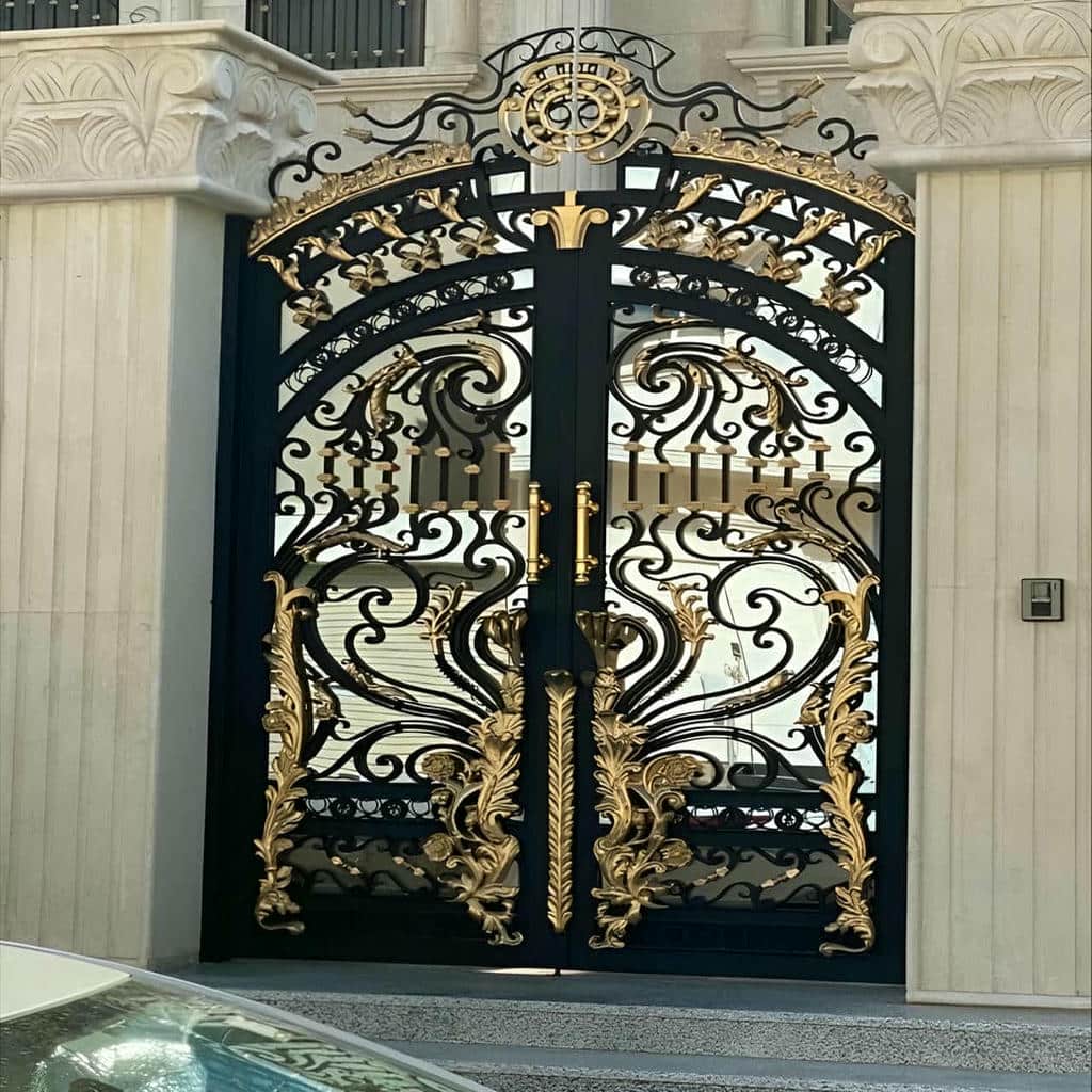 سفارش درب پارکینگ فلزی نمای ساختمان با خطوط افقی