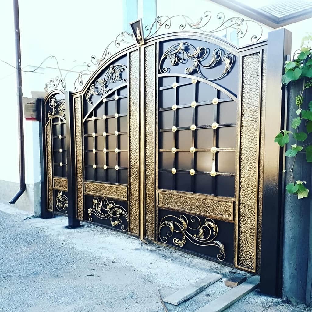 نصب درب پارکینگ لولایی ستون دار روی صفحه تقویتی