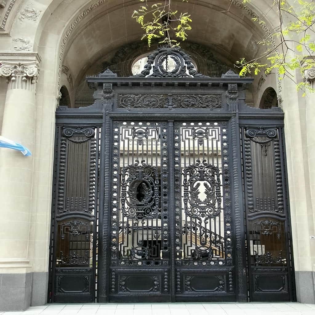 مدل کلاسیک درب لولایی ستون دار با فرفورژه متعادل