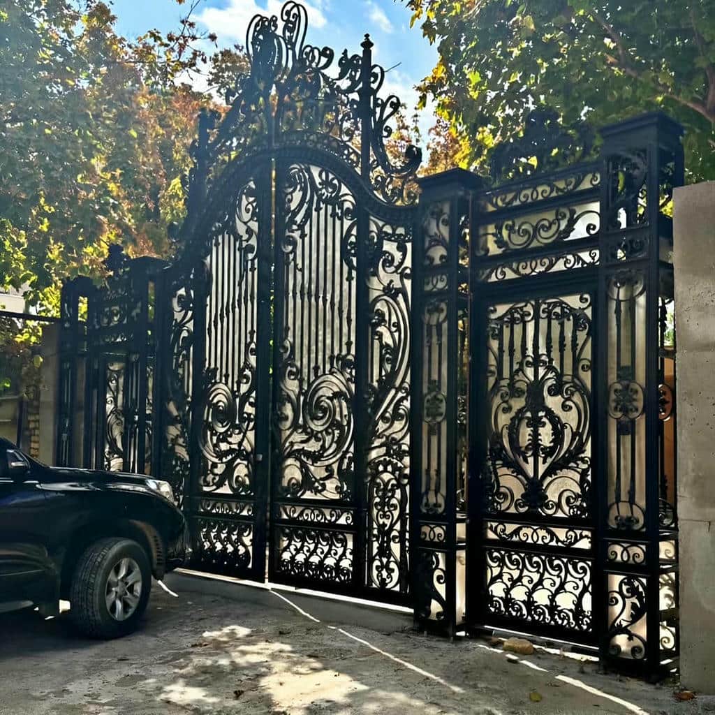 سفارش درب مدرن هماهنگ با نمای سنگ روشن