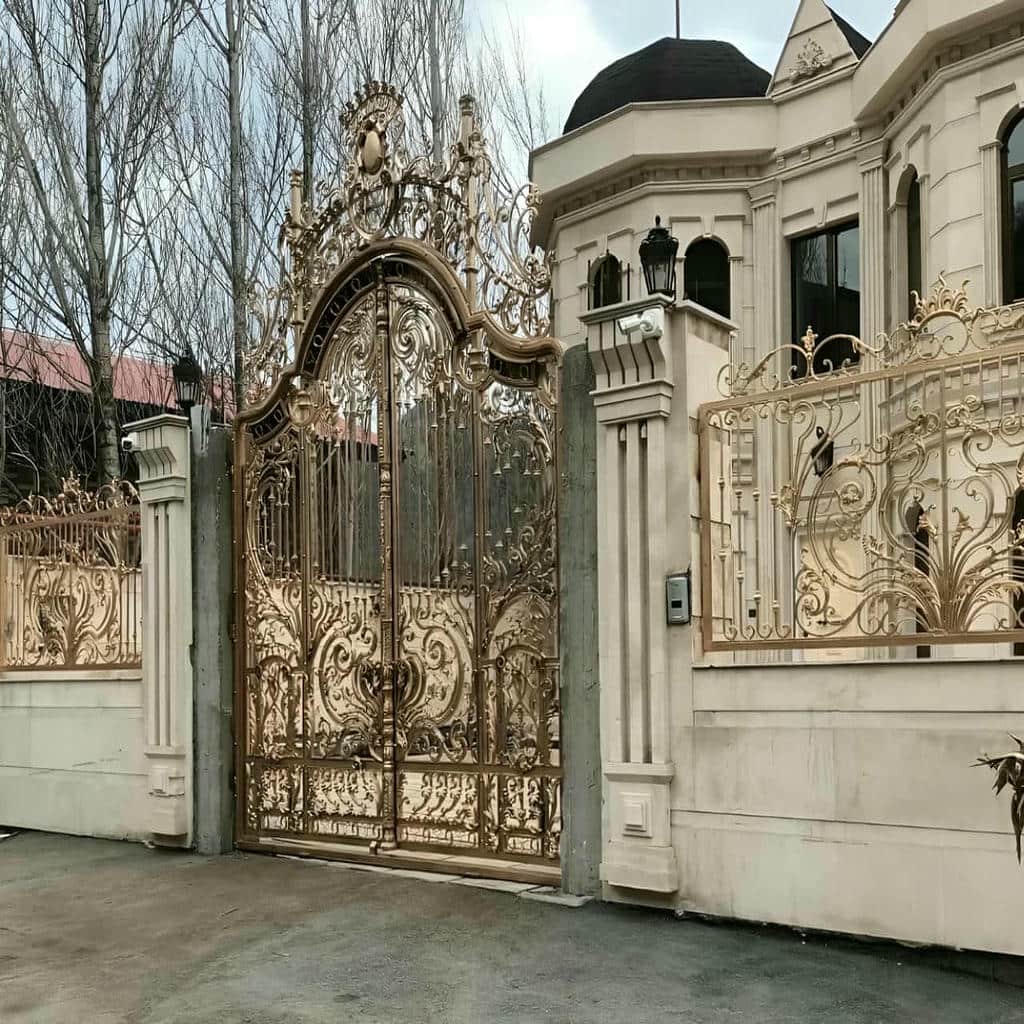 نصب درب حیاط طرح چوب فلزی روی ستون مقاوم نصب درب حیاط طرح چوب فلزی روی ستون مقاوم