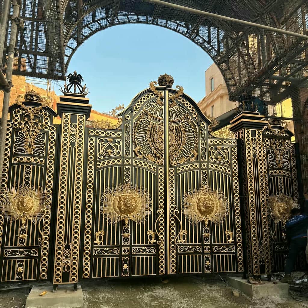 سفارش درب پارکینگ طرح چوب ترموود با پنل افقی
