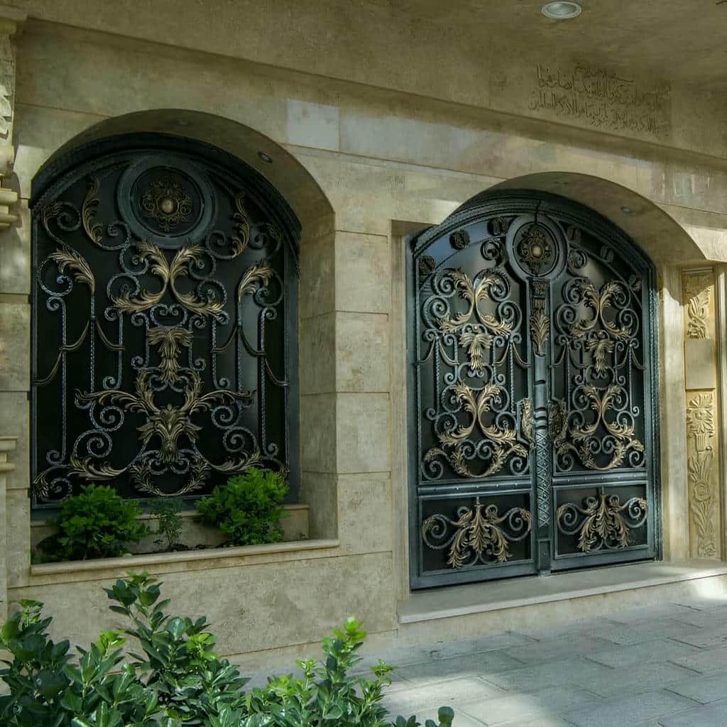 درب فرفورژه با جزئیات تزئینی ظریف